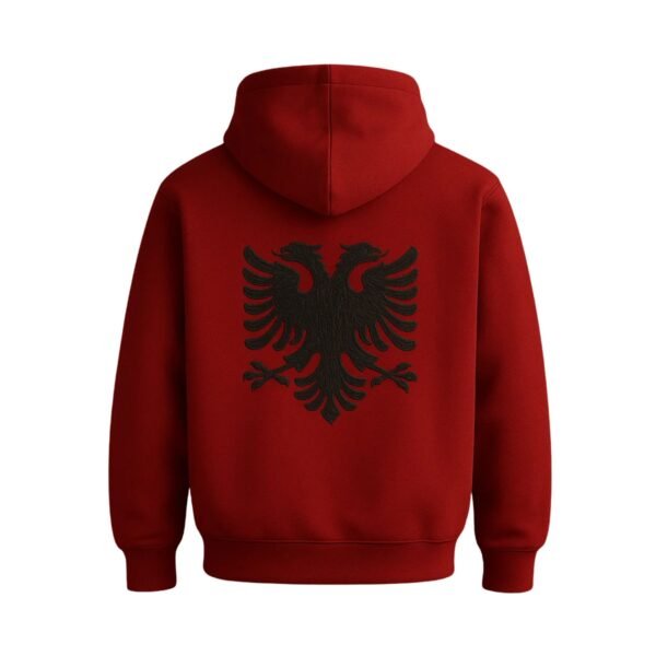 Duks i kuq me kapuç dhe shqiponjë të zezë të qepur në shpinë