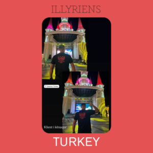 Klient me maicën e zezë para një ndërtese të ndriçuar në Turqi