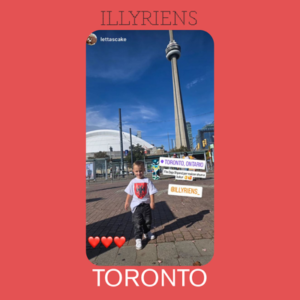 Fëmijë me maicën e bardhë Illyriens para kullës CN në Toronto