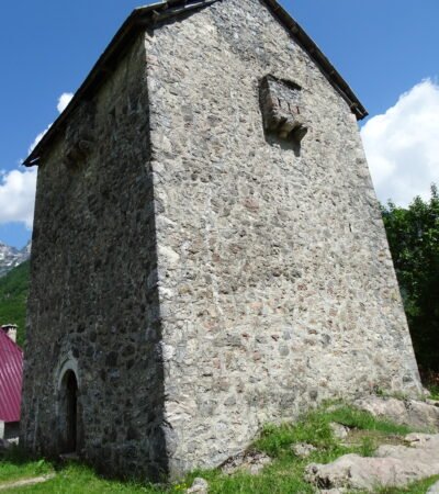 Kullat e Dukagjinit: guri që mbante gjakun larg