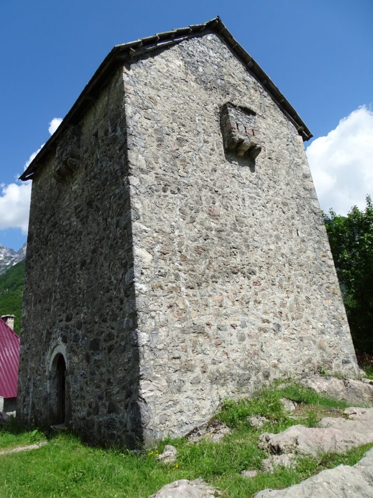 Kullat e Dukagjinit: guri që mbante gjakun larg