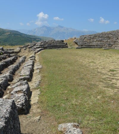 Amantia, qyteti ilir me stadiumin e harruar