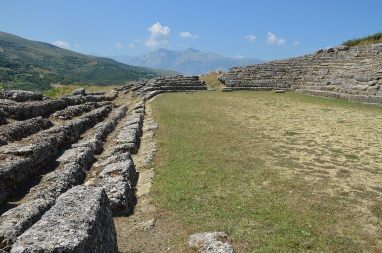 Amantia, qyteti ilir me stadiumin e harruar