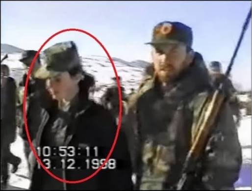 Kuadër nga regjistrim video i 13 dhjetorit 1998, me vulën e orës 10:53, ku shihen luftëtarë në terren me dëborë.