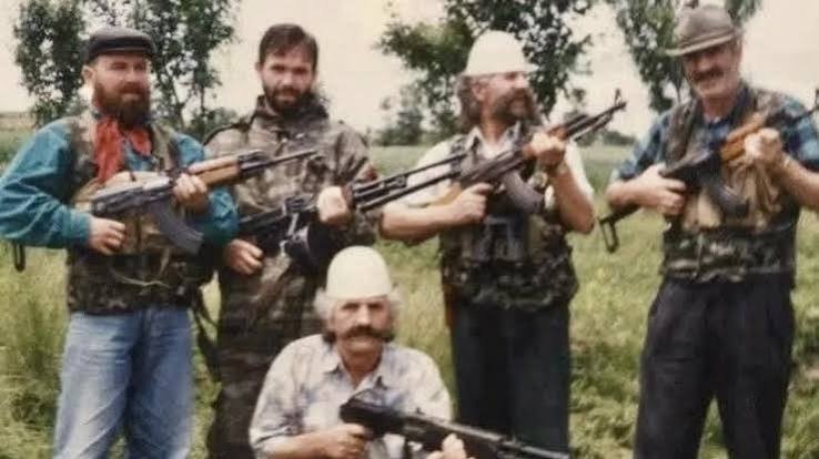 Mujë Krasniqi me bashkëluftëtarë të UÇK-së, të armatosur, në terren gjatë vitit 1998.